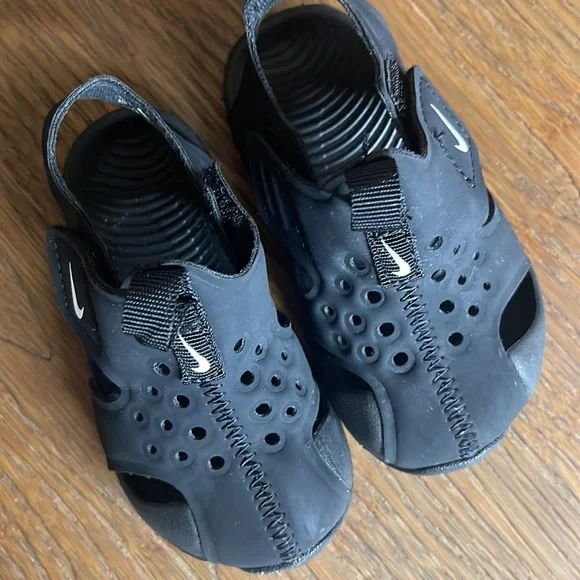 Nike black size 5 shoes. Great condition - Picture 2 of 9